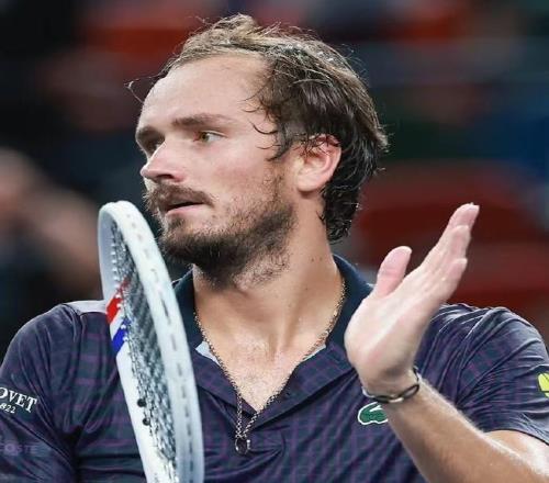 梅德韦杰夫21击败穆泰夺冠，终结长达882天的冠军荒