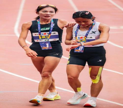 复盘两个人的西安马拉松：跑崩的朱卿与PB的黄菲图文与视频详解