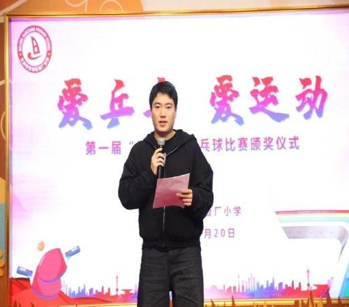 梁靖崑亮相北京东城区板厂小学乒乓球赛，其子梁屿奚夺冠