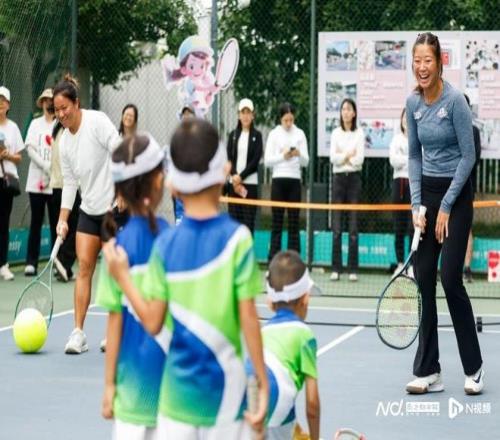 广网双打球员走进南沙区第三幼儿园,化身“启蒙教练”