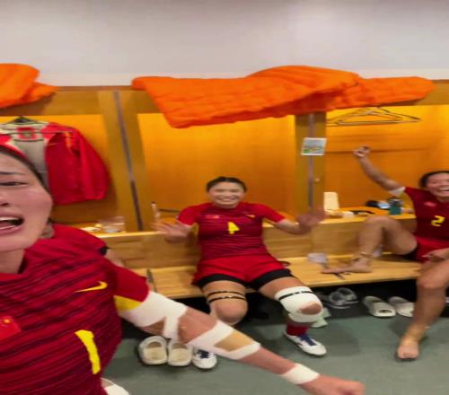 七人制橄榄球中国女队创造历史！队员更衣室泪崩：我们进前6了！