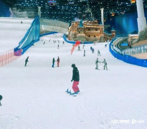 雪季“开板”！“冷经济”撬动“热消费”，南北雪场火爆