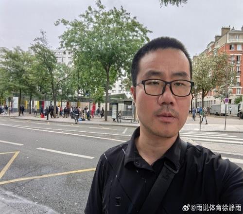 亡命法国第二弹!徐静雨:来到个摆地摊的地方衣服一看就是n手的 亡命法国第二弹!徐静雨:来到个摆地摊的地方衣服一看就是n手的