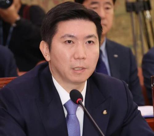 柳承敏否认受贿：若属实，我将承担责任并辞去体育会长职务