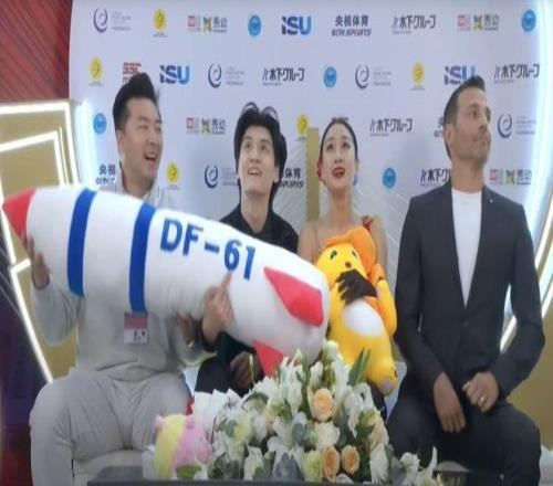 离谱！一个玩偶让美联社破防中国花滑选手遭国际滑联调查